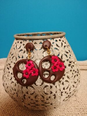 Bruin, roze bloemen