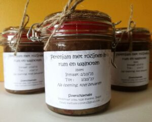 Perenjam met rozijnen in rum en walnoten
