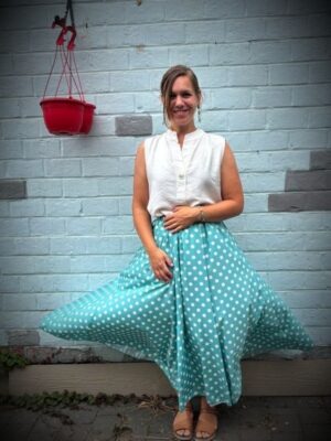Rok Blauw met Witte Bolletjes en Ecru Topje