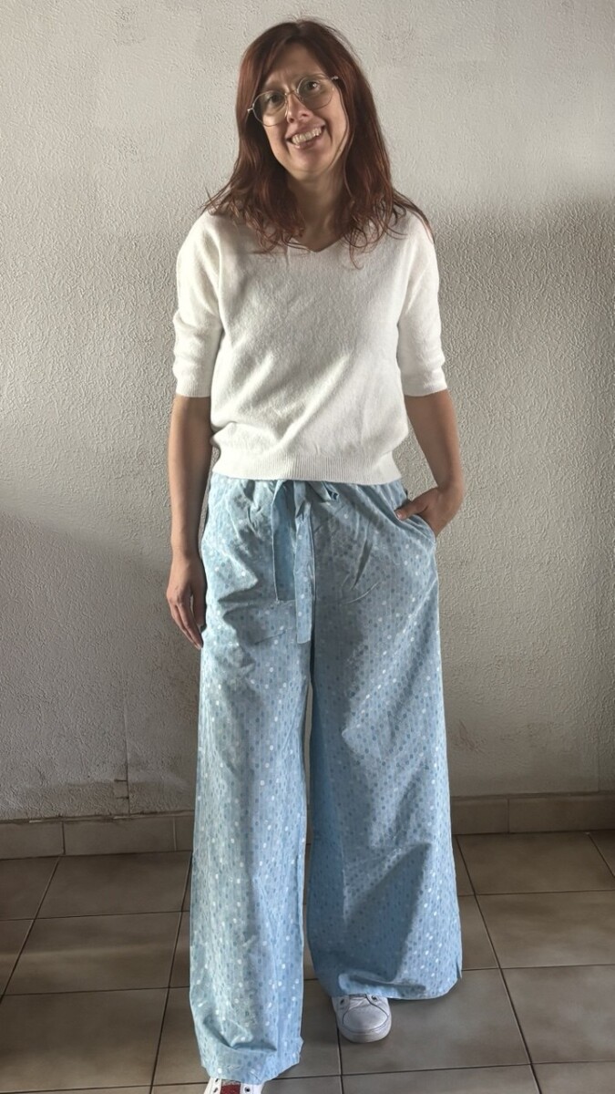 Witte trui met v-hals en broek met blauw print - Afbeelding 3