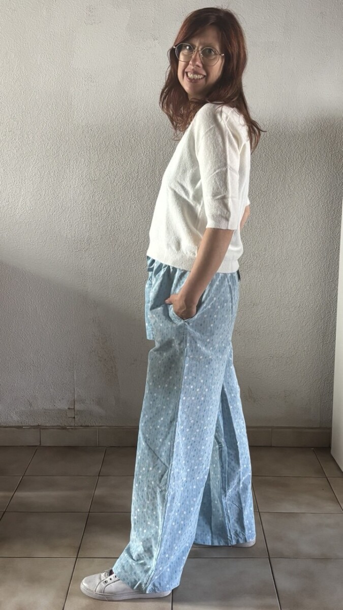 Witte trui met v-hals en broek met blauw print - Afbeelding 4