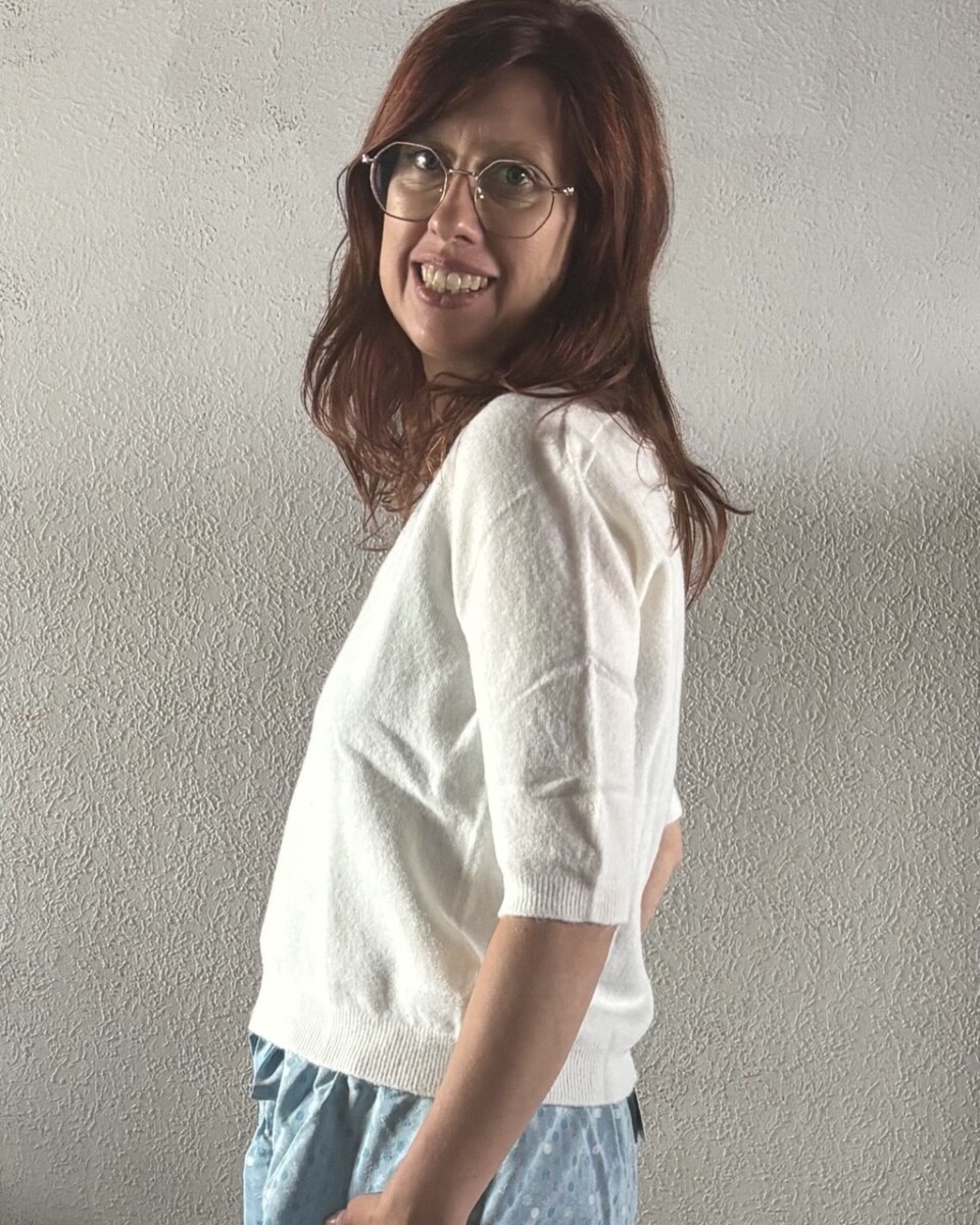 Witte trui met v-hals en broek met blauw print - Afbeelding 2
