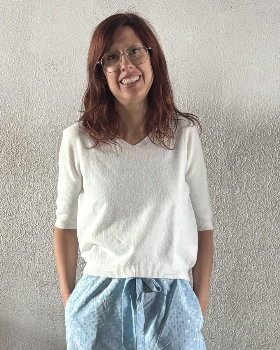 Witte trui met v-hals en broek met blauw print