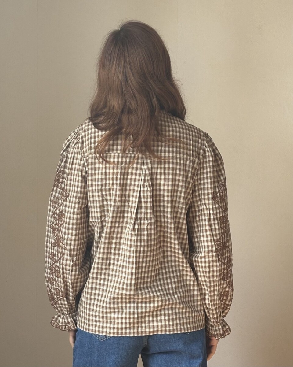 Blouse Bruin met Bloem print. - Afbeelding 2